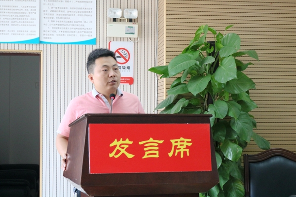 高二年级主任殷清明代表团队作表态发言