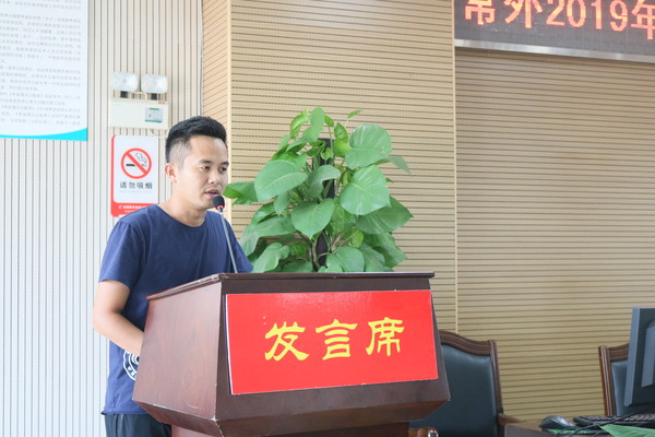 高一年级主任徐青云代表团队作表态发言